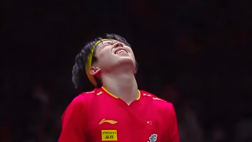 王楚钦闭眼仰天深呼吸，王皓起身激动握拳，师徒俩无声庆祝太默契