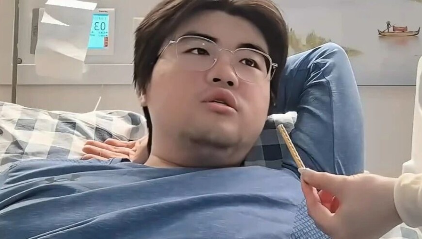 K神真王朝了！姿态骑车摔碎膝盖悲惨住院：急转弯加下坡，我脚刹直接飞出去了！