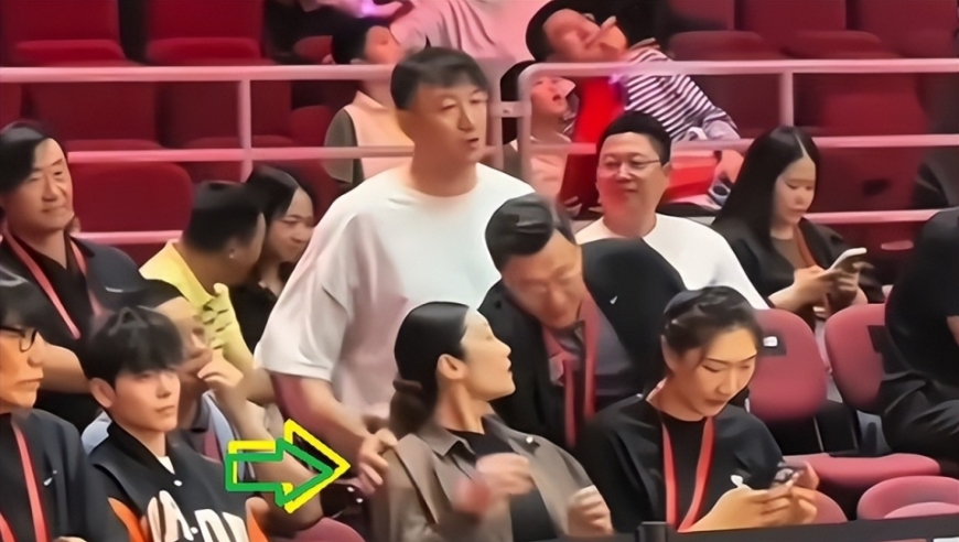 男女授受不亲！“眼镜哥”的手搭在李梦肩上，被李梦快速推开