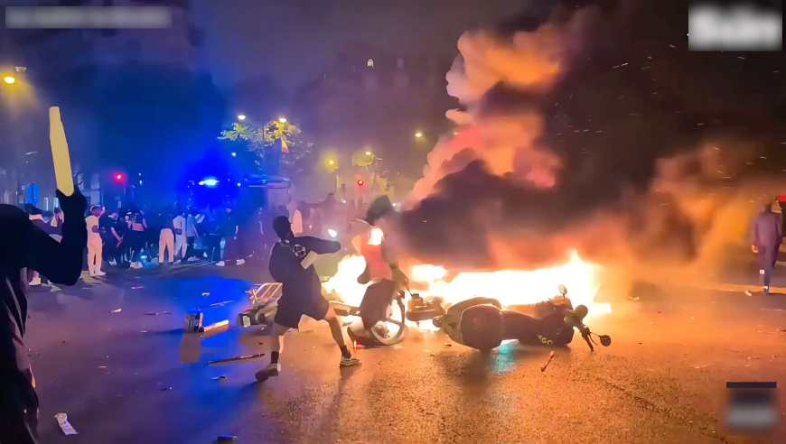 巴黎圣日耳曼队欧冠夺冠后，球迷发生骚乱，17岁少年被刺身亡，20岁女子被撞身亡