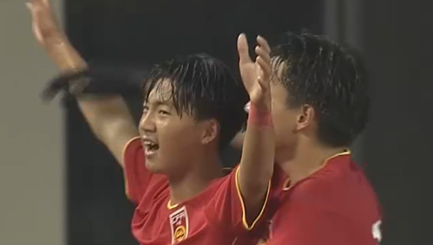 万项两连杀！U16国足首人，帅惟浩断球横传，7分钟闪电扳平