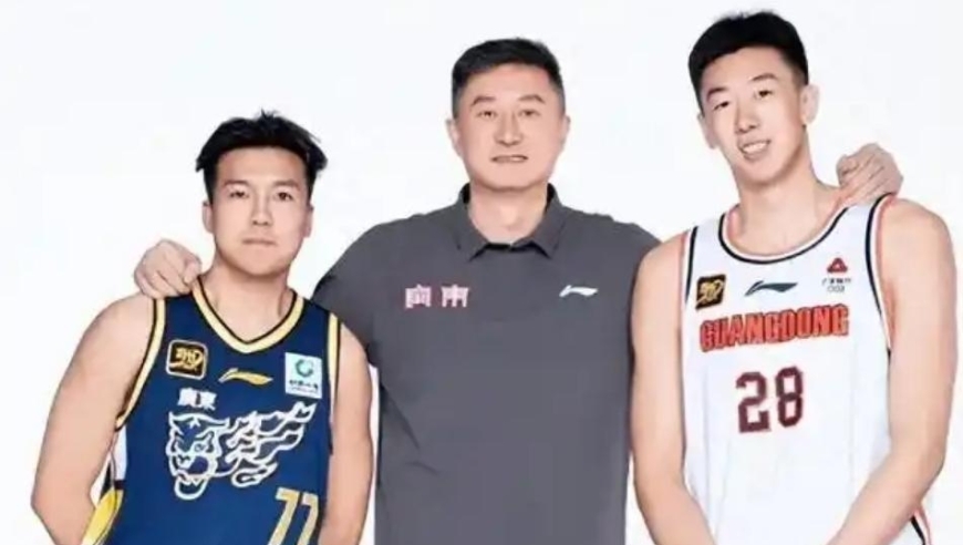 广东男篮离队第一人确定，黄荣奇拖带行李离队，被杜锋彻底放弃！
