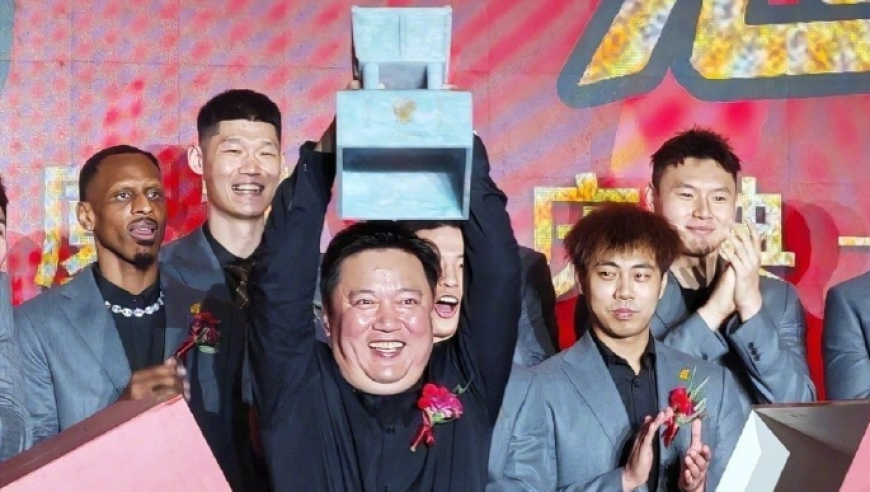 重情义！广厦庆功宴摆70桌请回功勋将帅，71岁老板给李春江倒茅台敬酒