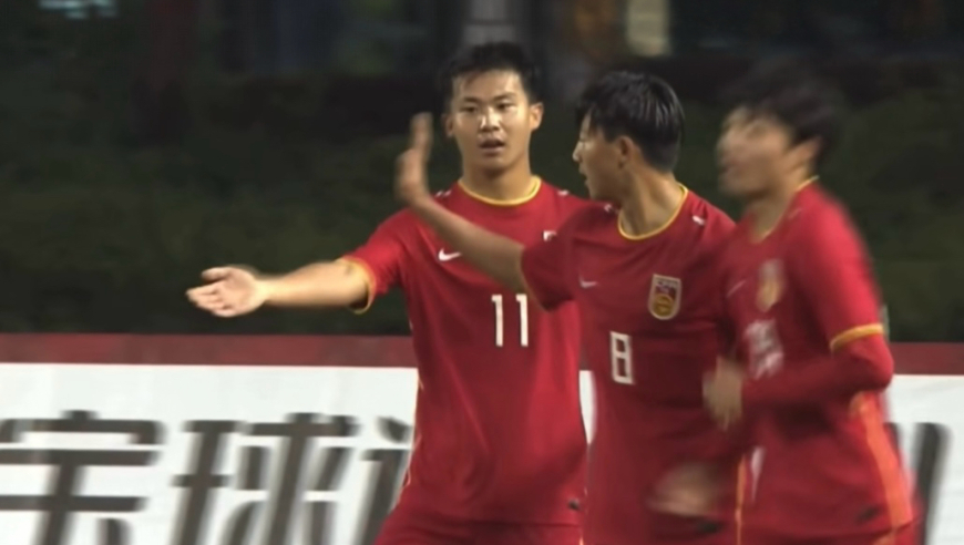 中国足球有戏了！U16国足3分钟连入两球，左右两侧猛攻打崩越南队