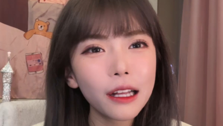 周淑怡又转型了，cos小厨娘直播做饭，转身后直播间瞬间被封