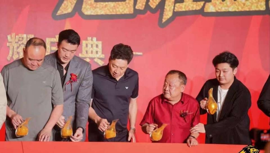 有情有义！广厦大摆75桌，请回功勋将帅，71岁老板给李春江倒酒