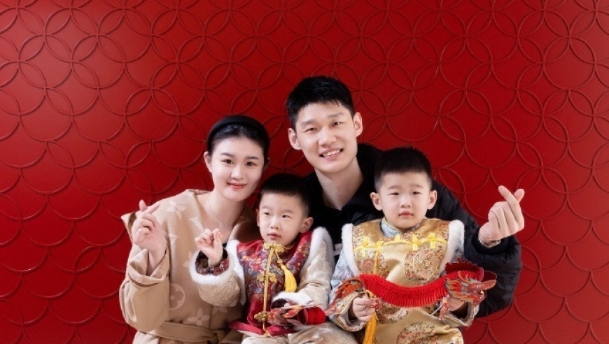 好男人！胡金秋载誉回到杭州，提双胞胎儿子哽咽：明天看他俩幼儿园音乐会！
