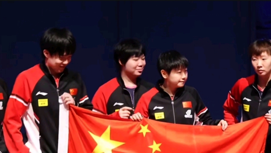 国乒大合照！蒯曼站在孙颖莎王楚钦中间想要换位置失败，逗笑了所有人
