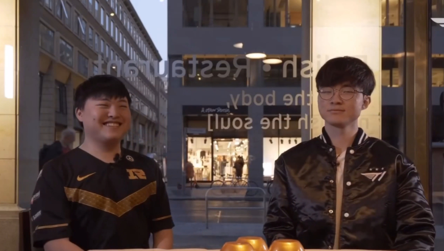Faker录视频恭喜Uzi！拳头放出名人堂皮肤彩蛋，二人相遇有对话
