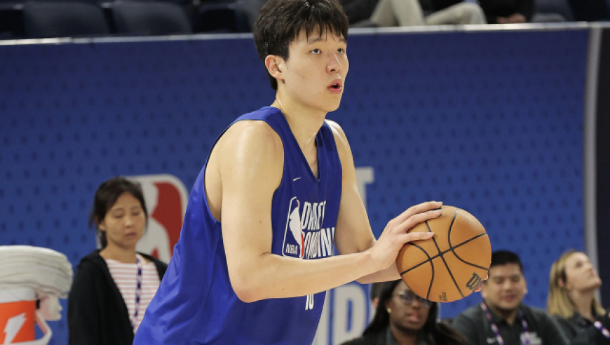 杨瀚森选秀行情持续飙升！双榜均模拟挺进前40 获赞潜力巨大有望冲首轮