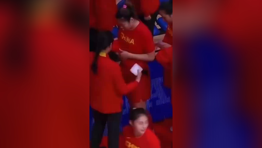 李梦不止一次场边直接换衣，真是毫不避讳啊