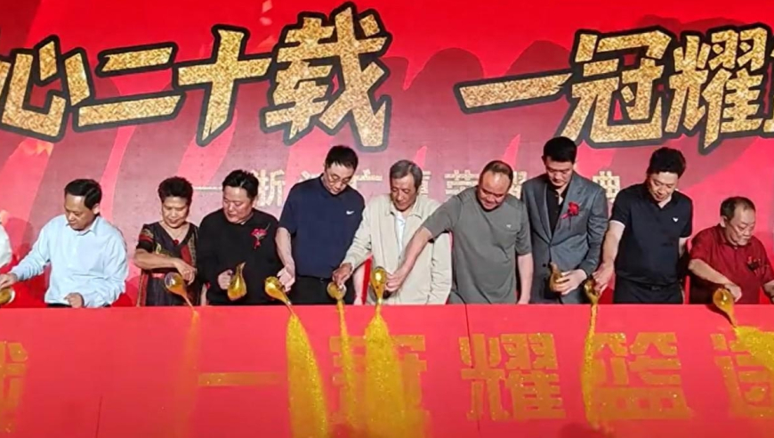 一笑泯恩仇！赵岩昊给李春江敬酒，师徒搭肩相谈甚欢，徒弟大格局