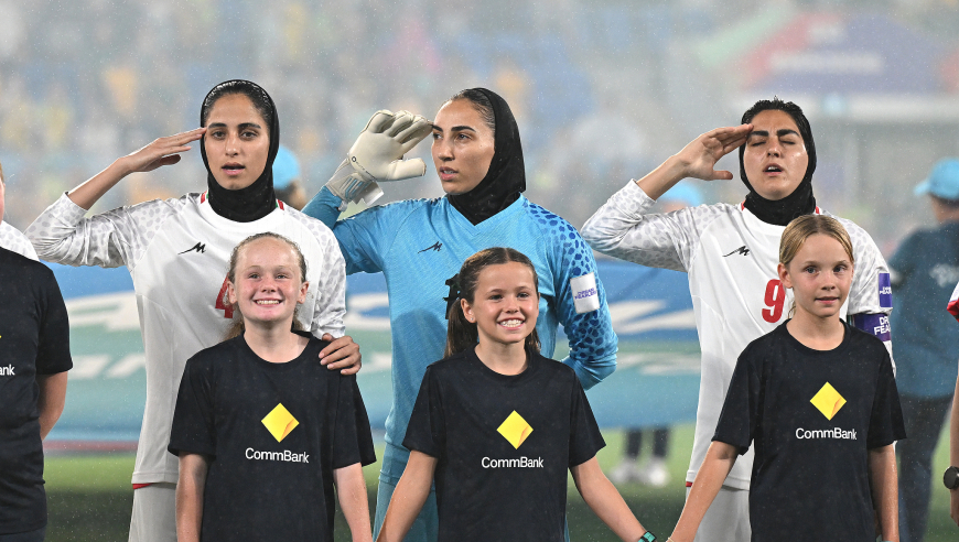 声援祖国？伊朗女足亚洲杯高唱国歌+集体敬军礼，首轮曾集体沉默