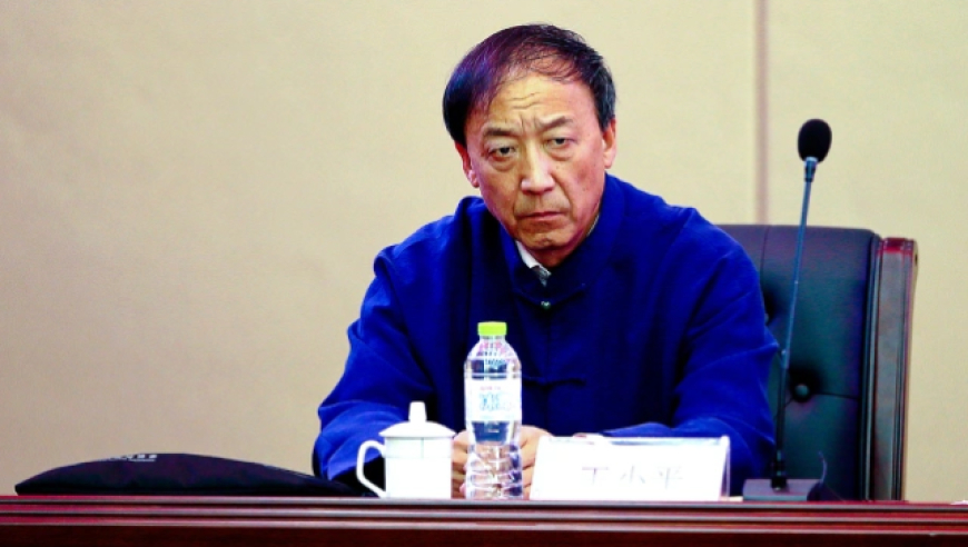 不服！一审被判10年半，王小平踹翻被告人席，要上诉+做无罪辩护