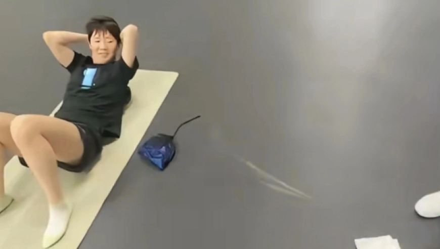 离谱！印度亚锦赛国乒训练场惊现鸟屎，王曼昱看笑了