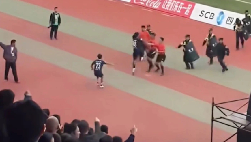川超凉山队队员赛后飞踹主裁，警方已介入，律师：或面临拘留、罚款