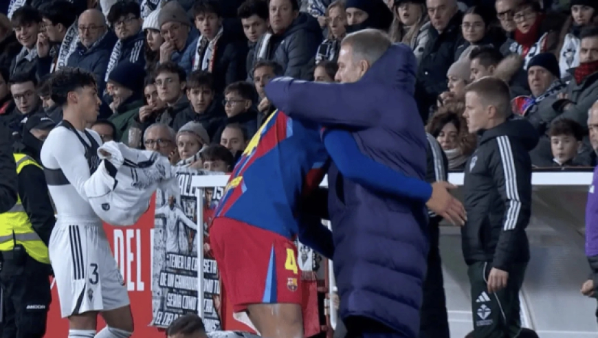 泪目！26岁巴萨队长一把抱起60岁弗里克：感谢父亲救了迷路的儿子