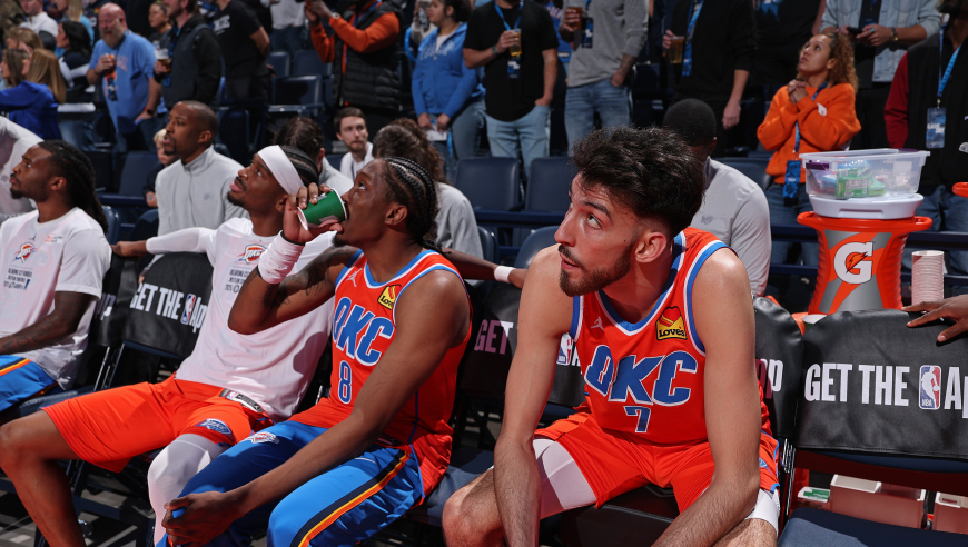 禁飞区！狄龙晃过SGA突破上篮 切特迎面送出排球大帽看嗨全场