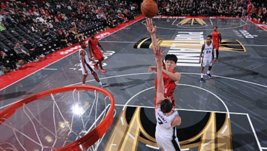 杨瀚森对马刺登场全收录：篮下背打勾手遗憾未中 防守抢下1篮板