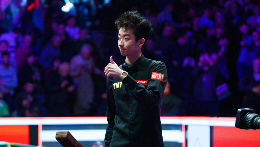 斯诺克大师赛：本届首个6-0！吴宜泽送肖国栋六连鞭，4强已出其三
