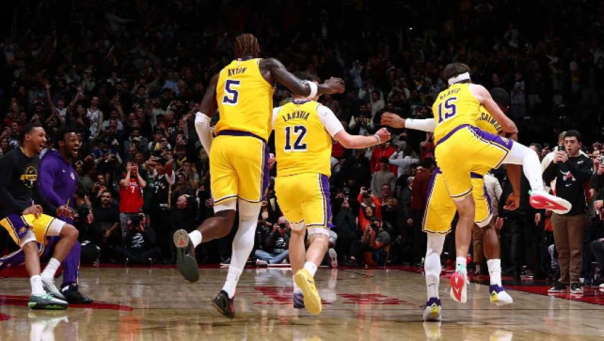 詹姆斯助攻八村垒绝杀猛龙众生相：湖人全队疯狂 现场球迷陷入死寂