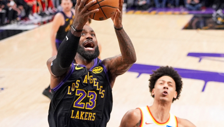 又见少年拉满弓！詹姆斯31+10+9准三双集锦 两度快攻滑翔飞扣