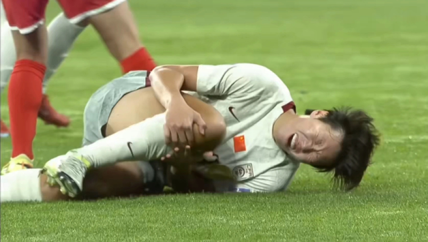 中朝女足大战争议多：朝鲜2次暴力犯规仅黄牌，裁判提前终止比赛