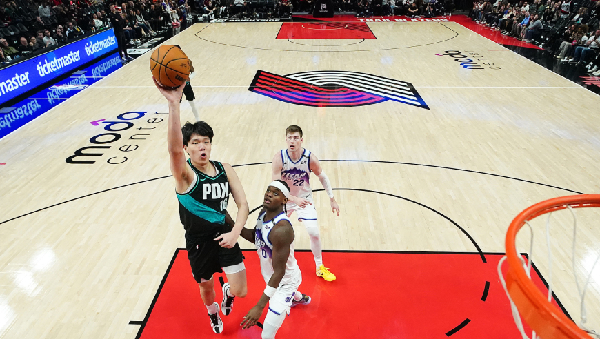 杨瀚森vs爵士出场两分钟全过程：勾手+造犯规连拿4分 抓住上场机会