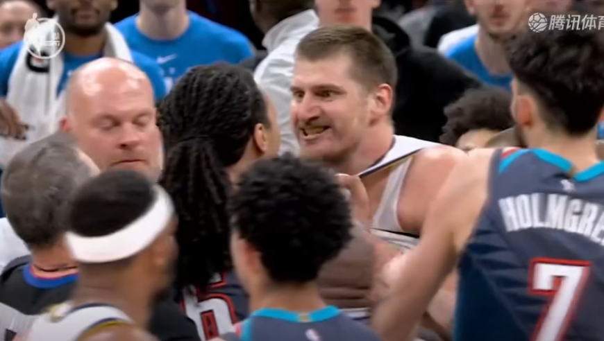 多尔特使坏绊倒约基奇遭驱逐！后者怒不可遏 面露凶相与拉架杰林扭打 