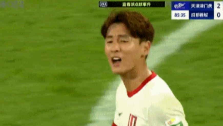 韦世豪染红离场！与球迷互骂，踩踏津门虎门将，离场后爆哭