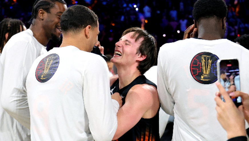 他曾在一天内打两场NBA比赛，穿着破洞袜子比赛！却成尼克斯夺冠奇兵