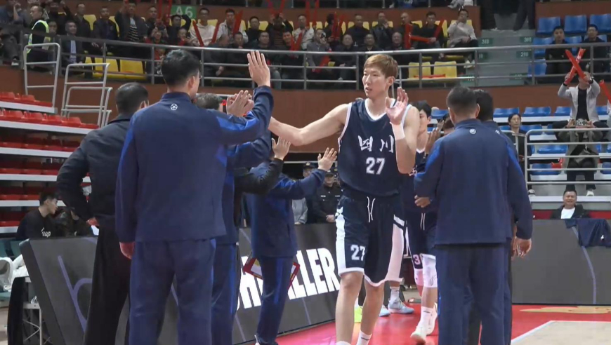 四川加时惜败5分，王博指挥被质疑，周琦表现成焦点