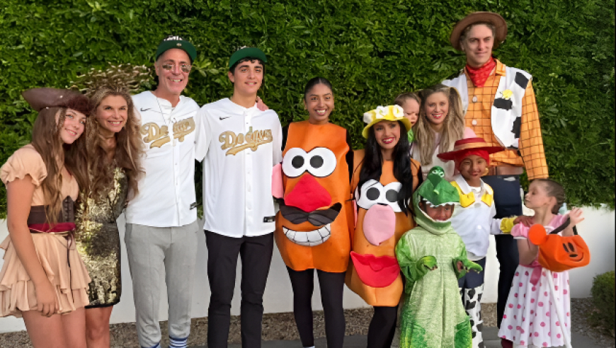 情谊！加索尔全家多年陪伴瓦妮莎一家过万圣节 化身机器人总动员