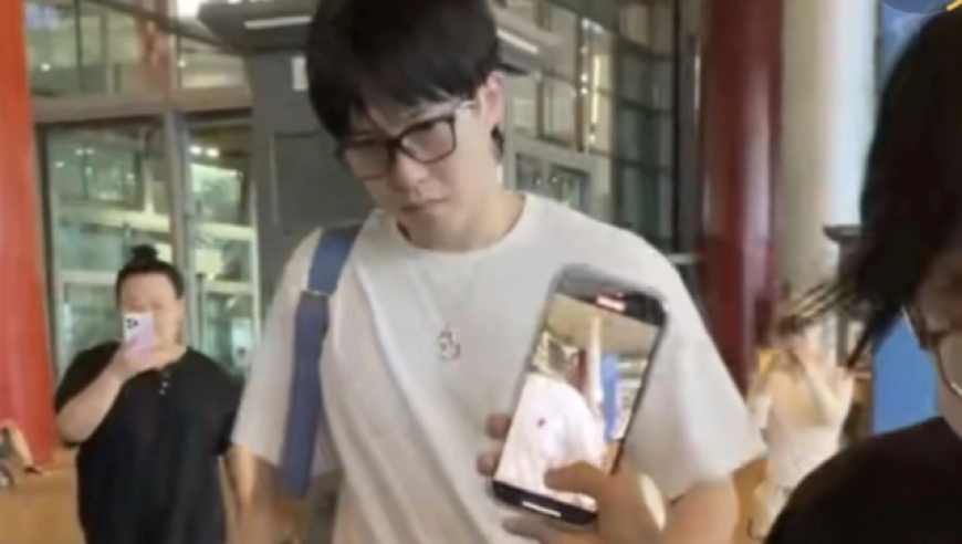 国乒安全抵达北京！王楚钦再次被围追堵截，为保障安全莎莎走vip通道