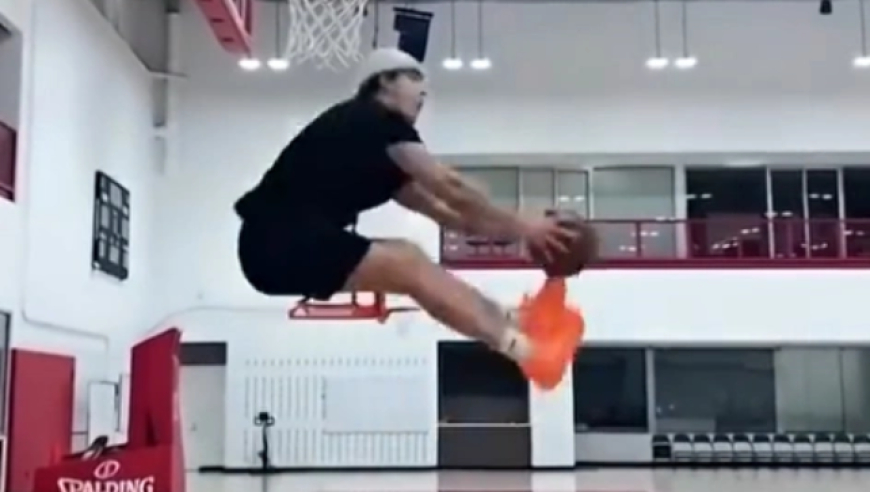 降维打击？麦克朗晒自己的四记扣篮视频：裆部抛球飞扣+90&deg;垂直扣篮