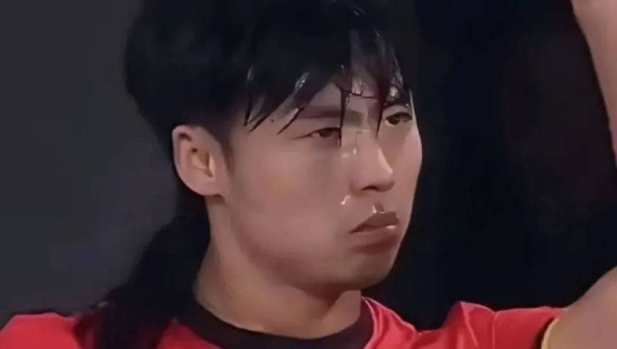 涂美甲扎辫子！汪士钦染红后社媒被冲：姐妹，对得起国足球衣吗？