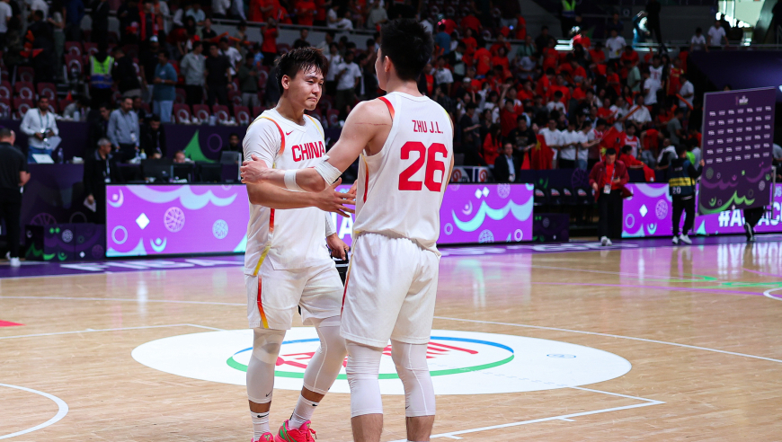 中国男篮半场落后日本14分：廖三宁赵睿均8分 两节15次犯规