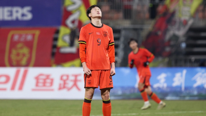 1-2！U17国足热身赛遭乌兹别克逆转，张伯霖闪击，邝兆镭失误送礼