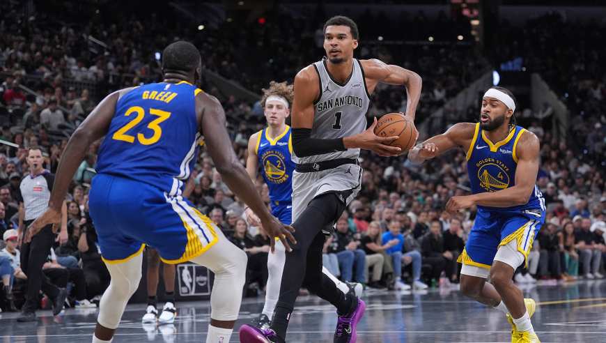 火药味十足！格林一直怒喷文班 随后惨遭文班死亡隔扣差点直接冲突