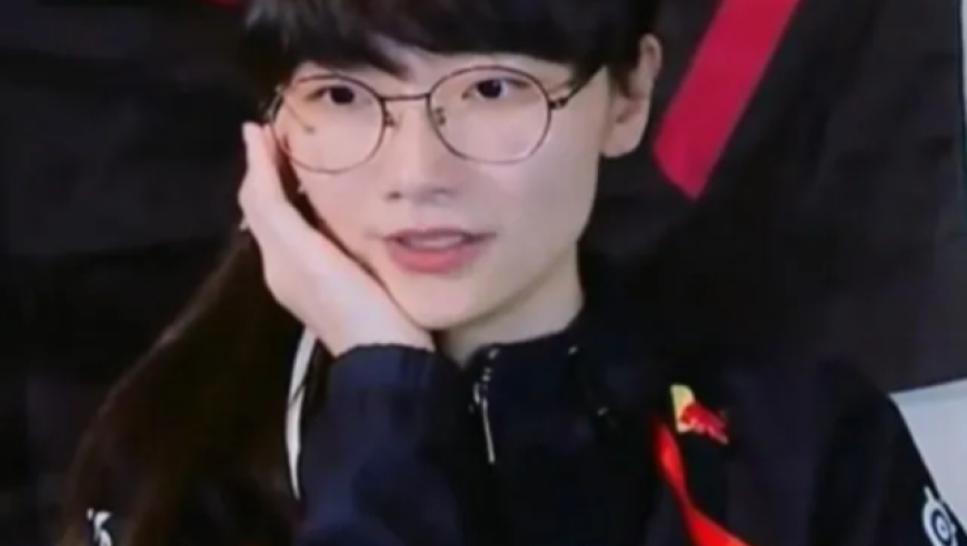 健身女主播因长相酷似faker而火，穿女仆装直播LOL，段位只有白银