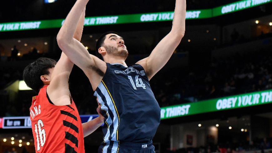 打出一些状态！杨瀚森防守造扎克伊迪3秒 进攻又造成犯规