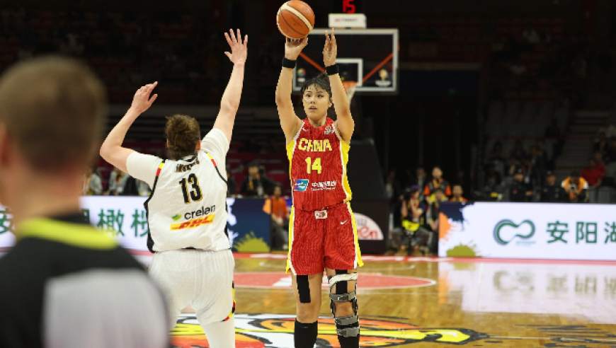 中国女篮半场落后14分：被轰17-0 张子宇12+6韩旭李月汝13中1
