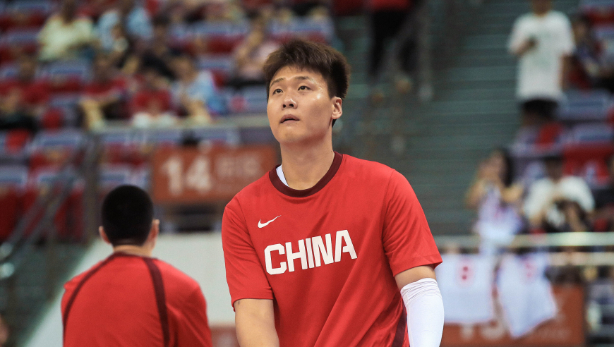 东道主盘外招？中国男篮赛前训练出现篮筐上翘 队长赵睿做出回应