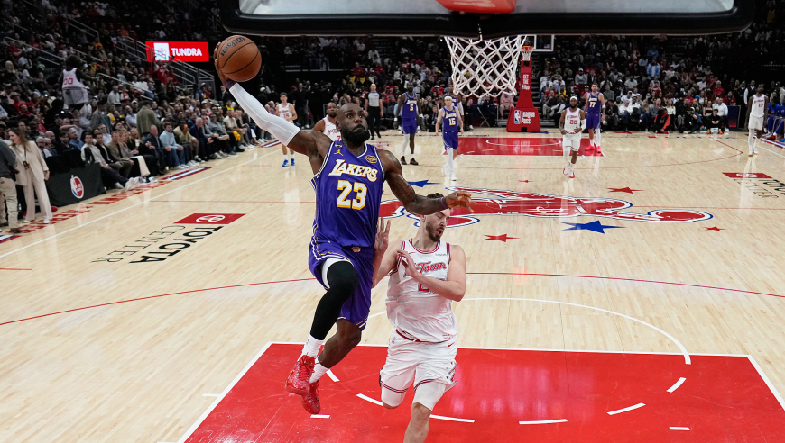 从单臂空接到战斧劈扣 慢镜回看詹姆斯连续两度劲爆扣篮点燃全场