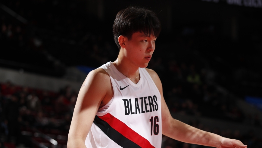 杨瀚森vs森林狼五分钟全过程：送抢断+补扣首分 但多数时间折返跑