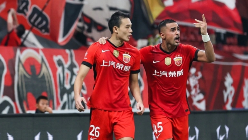 中超：上海海港4-2战胜玉昆暂登榜首，刘若钒2球+莱昂纳多破门