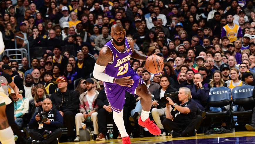 争议！湖人最后一攻不叫暂停 詹姆斯绝平球突破被字母身后掏球失误