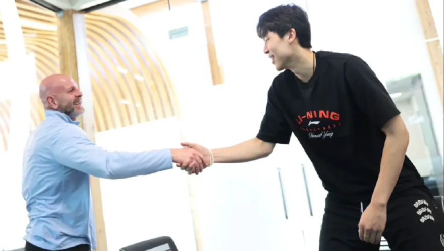 魔性笑声再现！杨瀚森签下NBA生涯首份合同 克罗宁调侃+祝贺