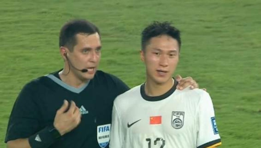 国足出局揪出头号罪人：送点+踢空2次送大礼 灾难表现