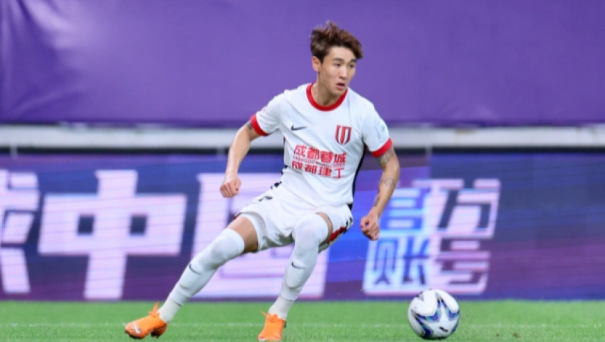 足协杯：成都蓉城2-1青岛海牛进4强，韦世豪梅开二度，双方各1人染红